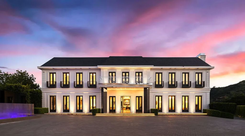 Ben Affleck 'gifts' Jennifer Lopez his stake in their 24-bathroom mansion